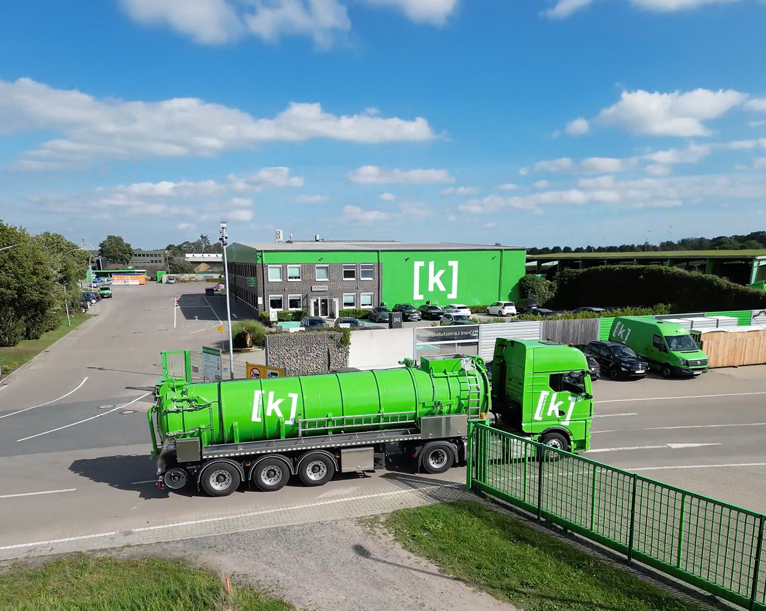 Grüner LKW mit Tankladung fährt auf das [k]nord Gelände.