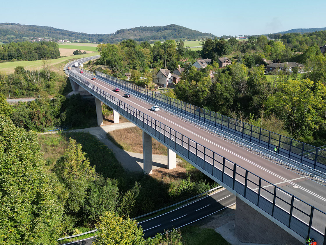 Lärmschutzwand aus Aluminium auf einer Brücke