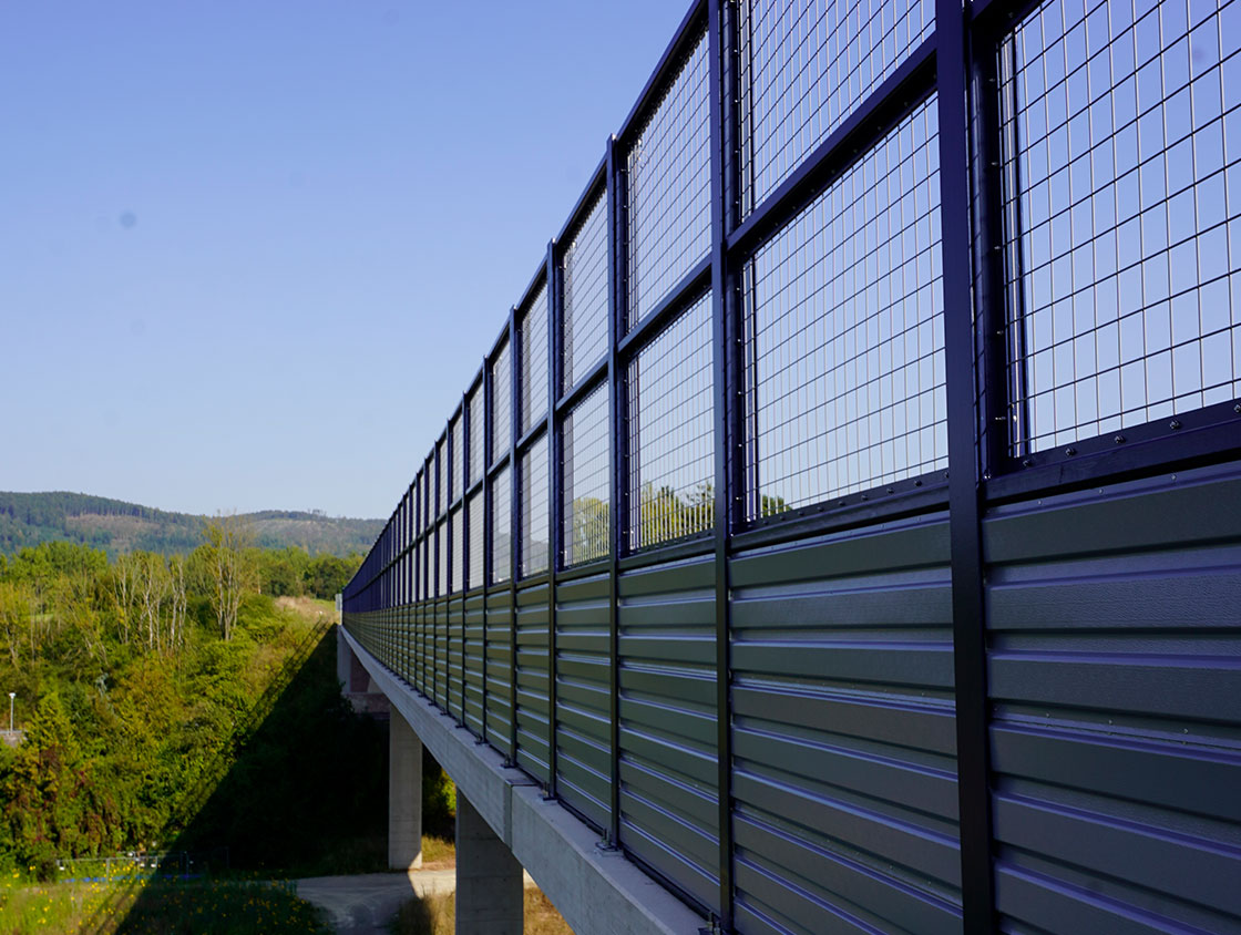 Lärmschutzwand aus Aluminium auf einer Brücke