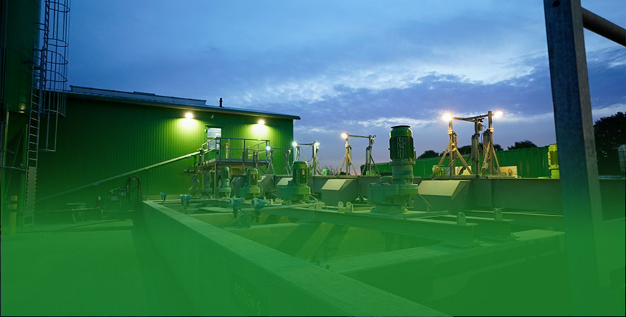 Siebanlage zur Entsorgung von Abfällen bei Sonnenuntergang.