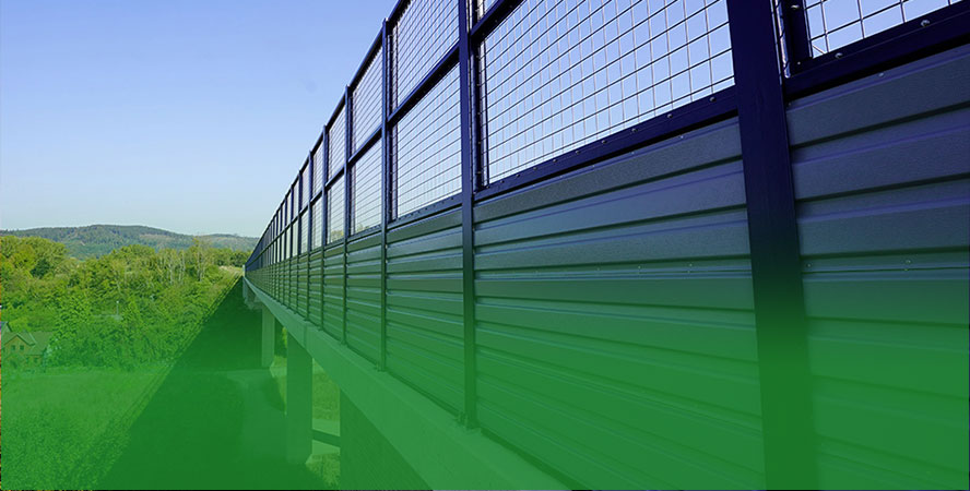 Lärmschutzwand aus Aluminium auf einer Brücke.