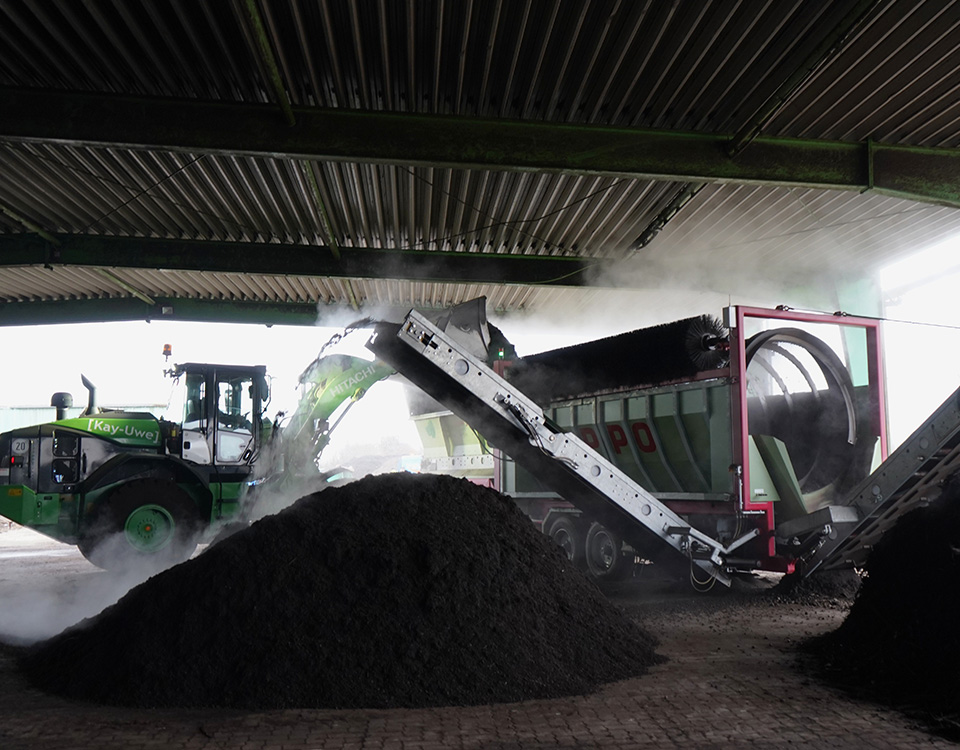 Trommelsiebmaschine gibt fertigen Kompost aus