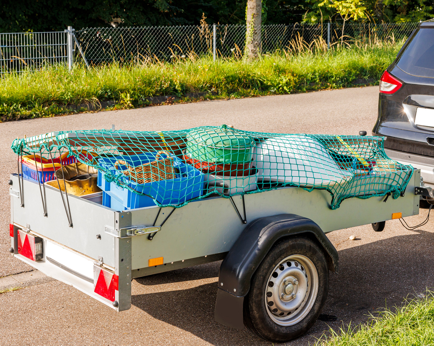 Voller Autoanhänger mit Wertstoffen