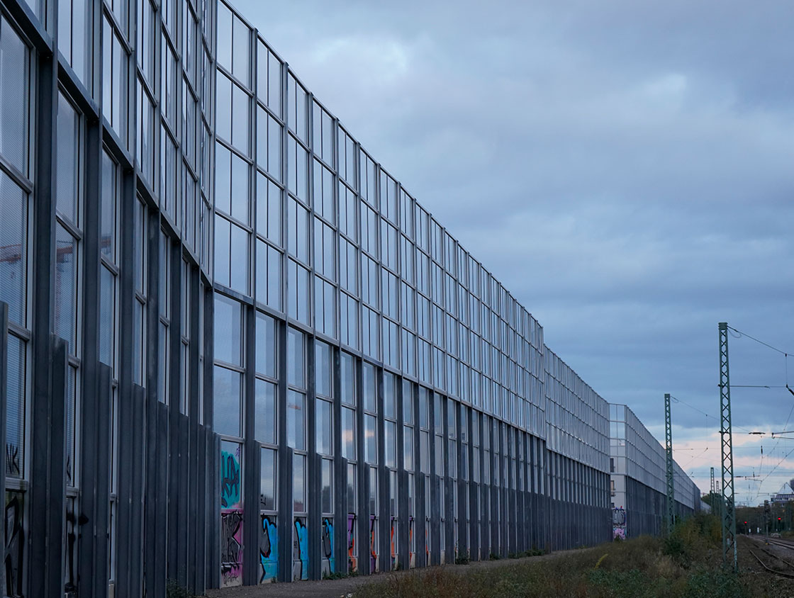 Aufbau der Lärmschutzwand aus Glas in Dortmund