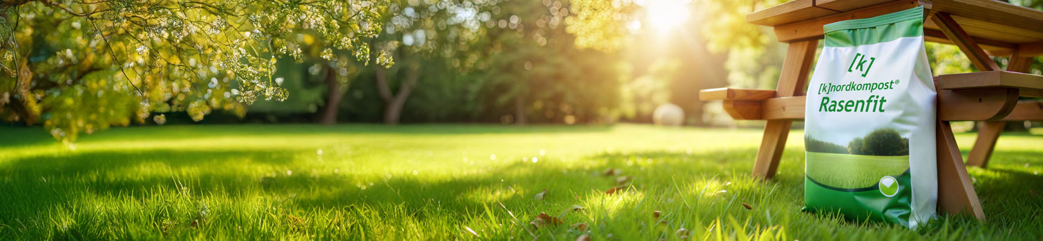 Sack Rasenfit steht draußen auf einer Wiese